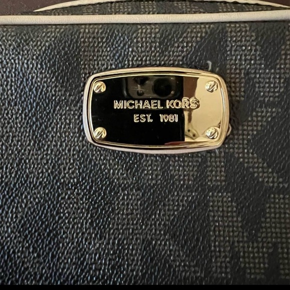 Michael Kors Mini Jet Set Shoulder / Crossbody Bag - Picture 6 of 8